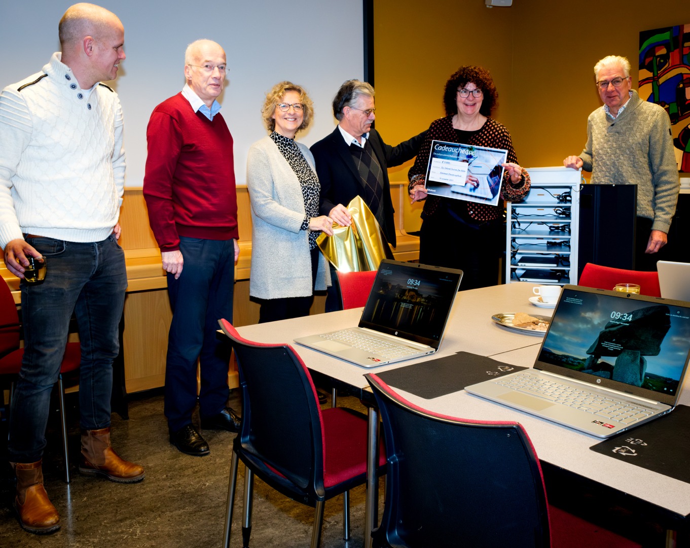 uitreiking_rabo_stimuleringsfonds_cheque_den_bolder_laptops Nieuws - Den Bolder